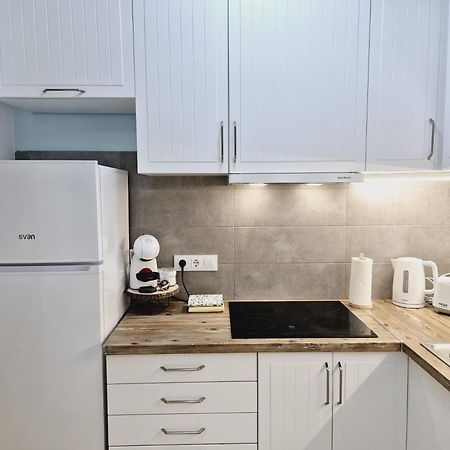 La Casa De Veronica - Serene Apartment With Shared Pool, Steps From The Beach ตอร์เรเวียคา ภายนอก รูปภาพ