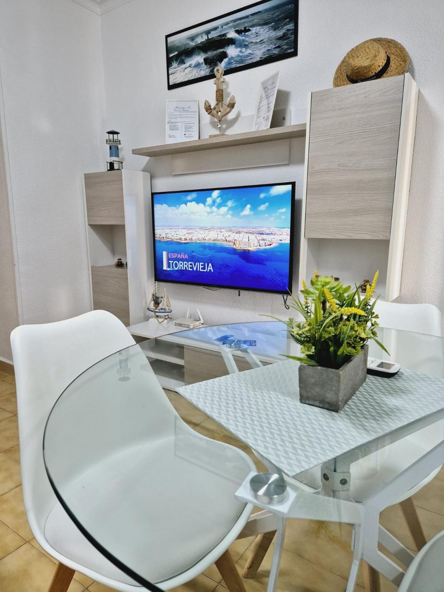 La Casa De Veronica - Serene Apartment With Shared Pool, Steps From The Beach ตอร์เรเวียคา ภายนอก รูปภาพ