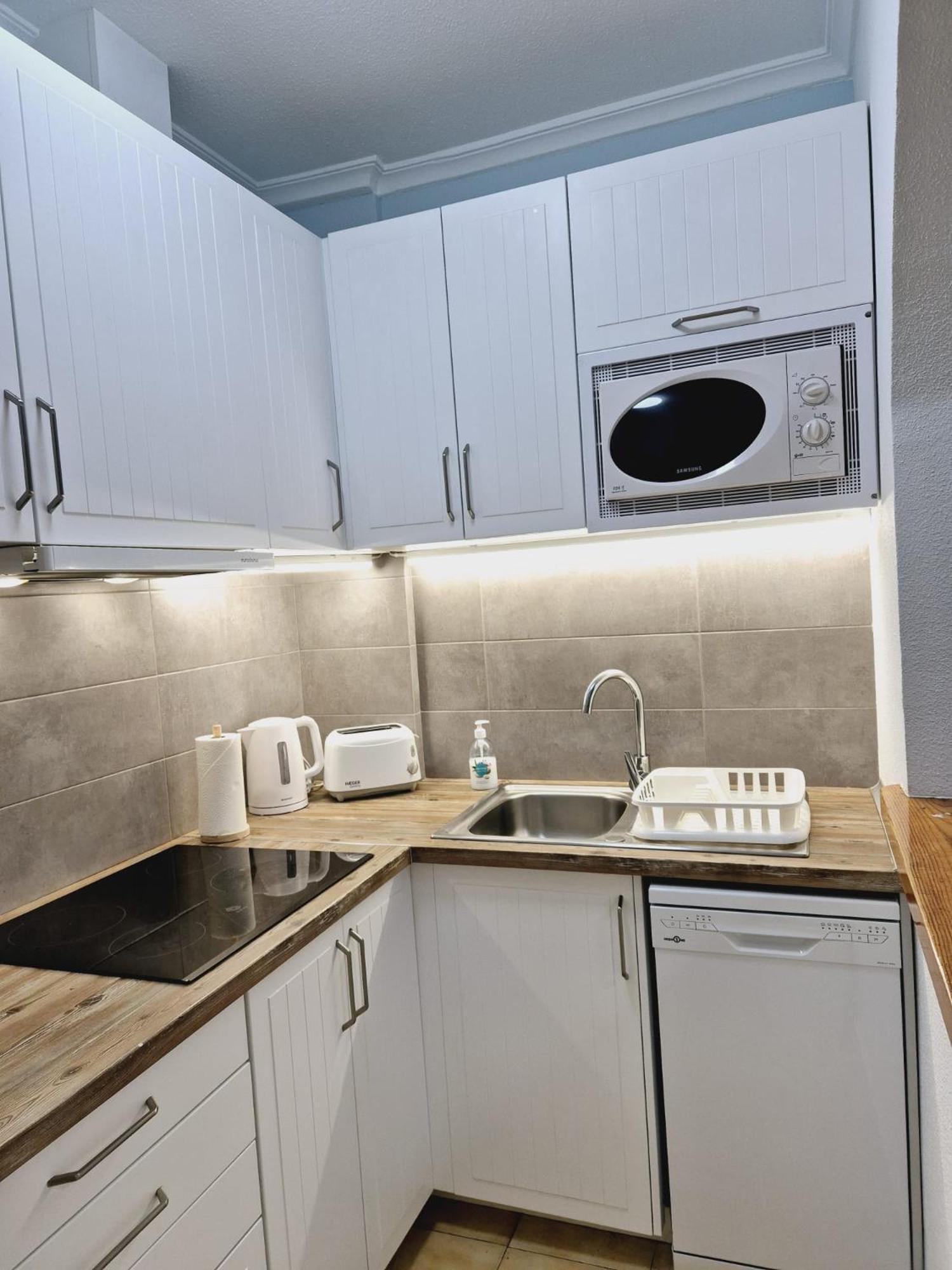 La Casa De Veronica - Serene Apartment With Shared Pool, Steps From The Beach ตอร์เรเวียคา ภายนอก รูปภาพ