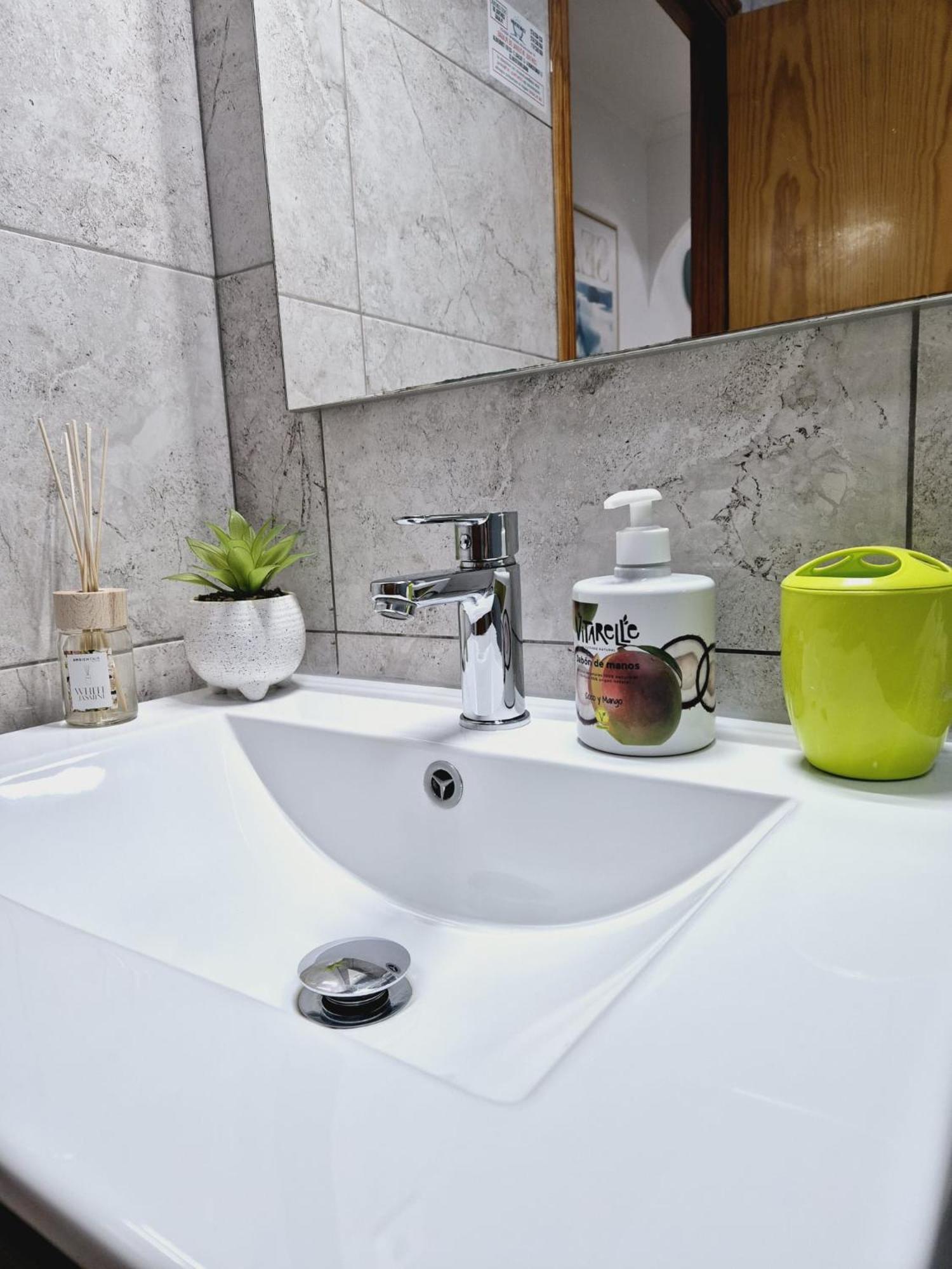 La Casa De Veronica - Serene Apartment With Shared Pool, Steps From The Beach ตอร์เรเวียคา ภายนอก รูปภาพ