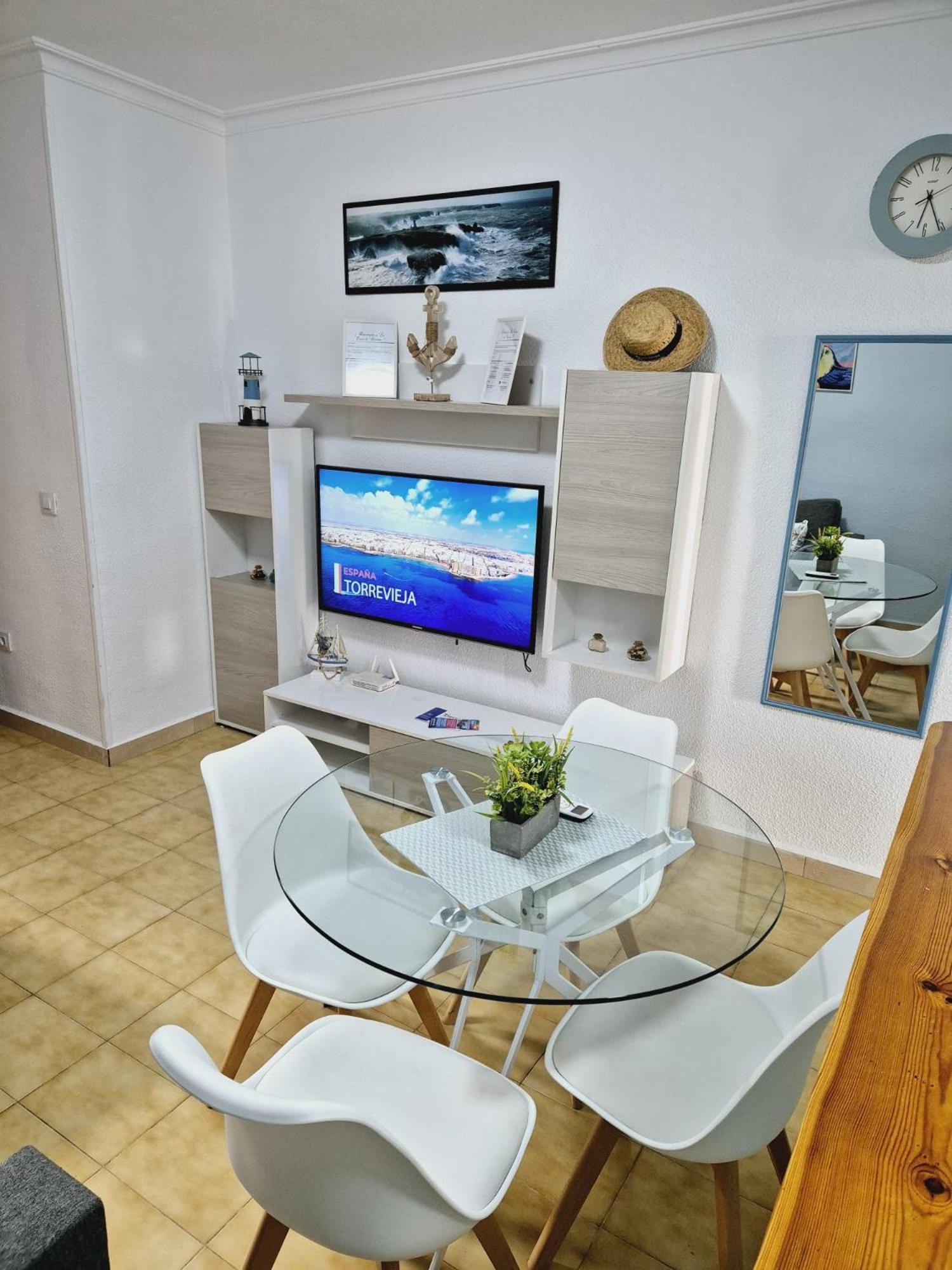 La Casa De Veronica - Serene Apartment With Shared Pool, Steps From The Beach ตอร์เรเวียคา ภายนอก รูปภาพ