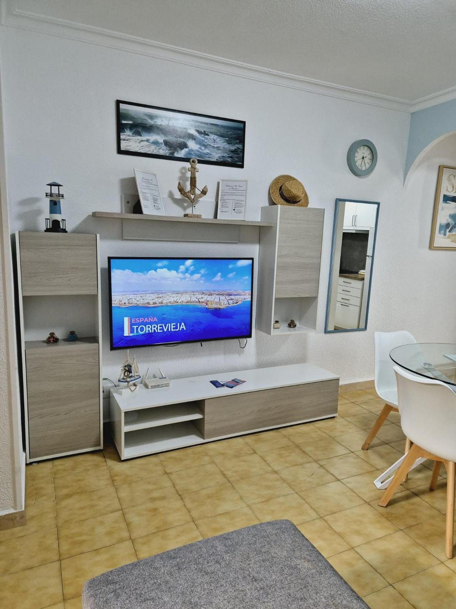 La Casa De Veronica - Serene Apartment With Shared Pool, Steps From The Beach ตอร์เรเวียคา ภายนอก รูปภาพ